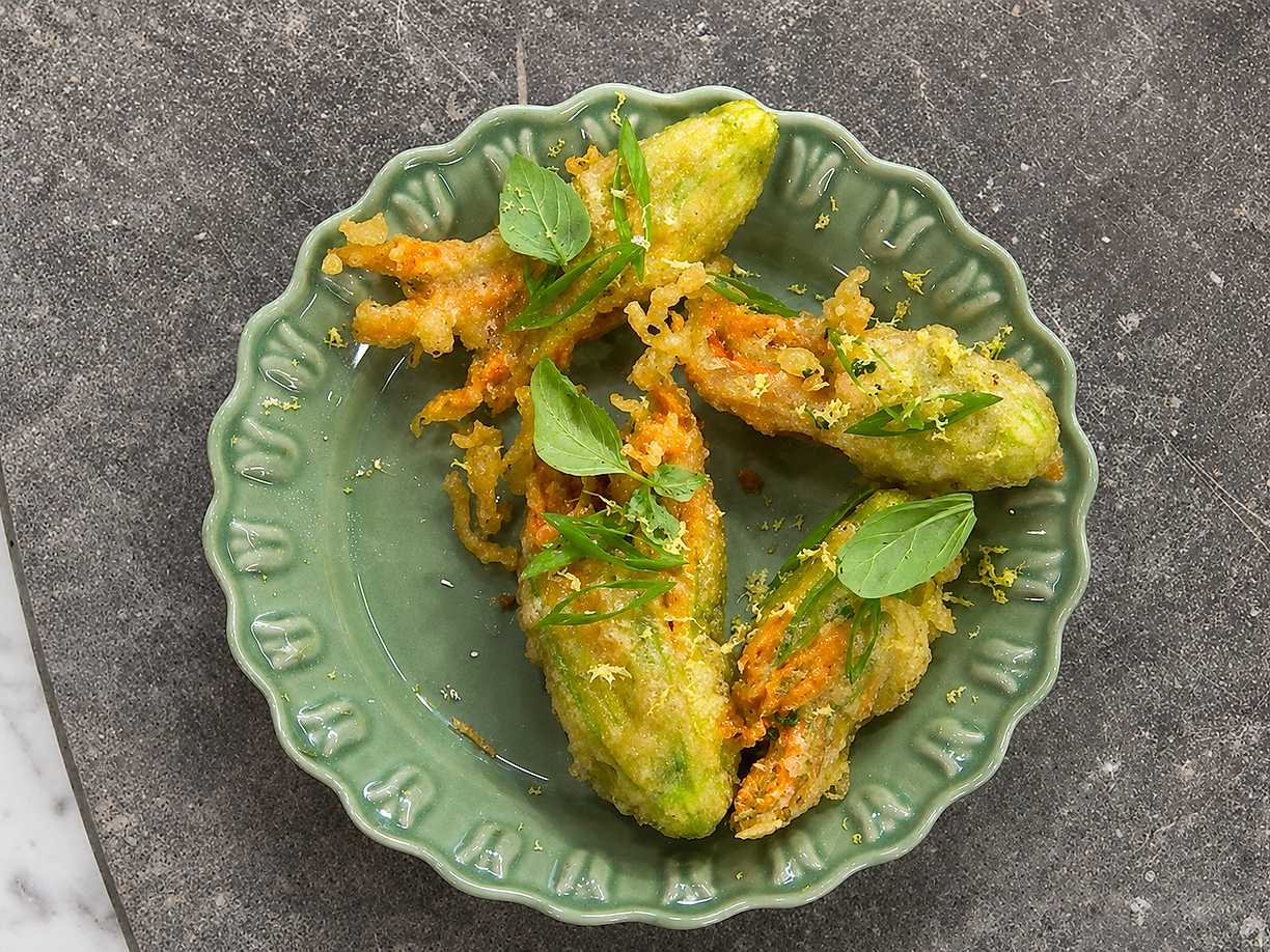 Tempurafriterade zucchiniblommor