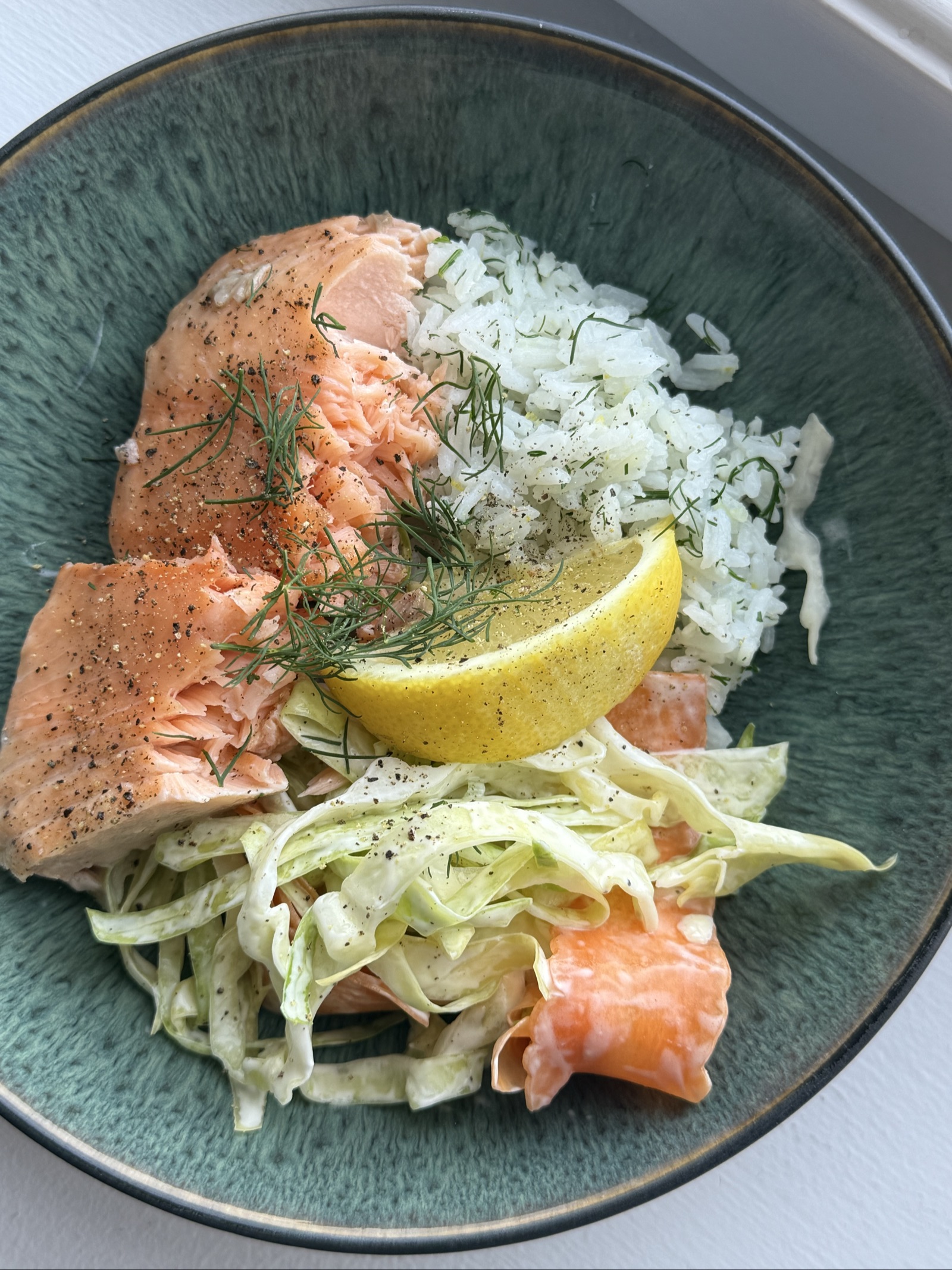 Ugnsbakad lax med citronris och krämig kålsallad