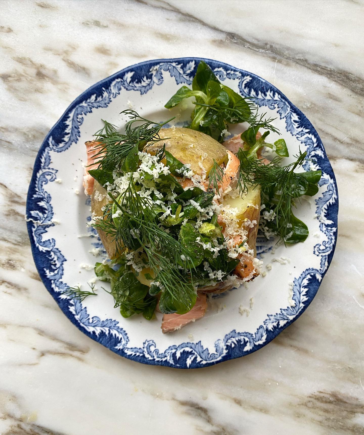 Bakad potatis med västerbottenostcreme, varmrökt lax och syrlig citronsallad