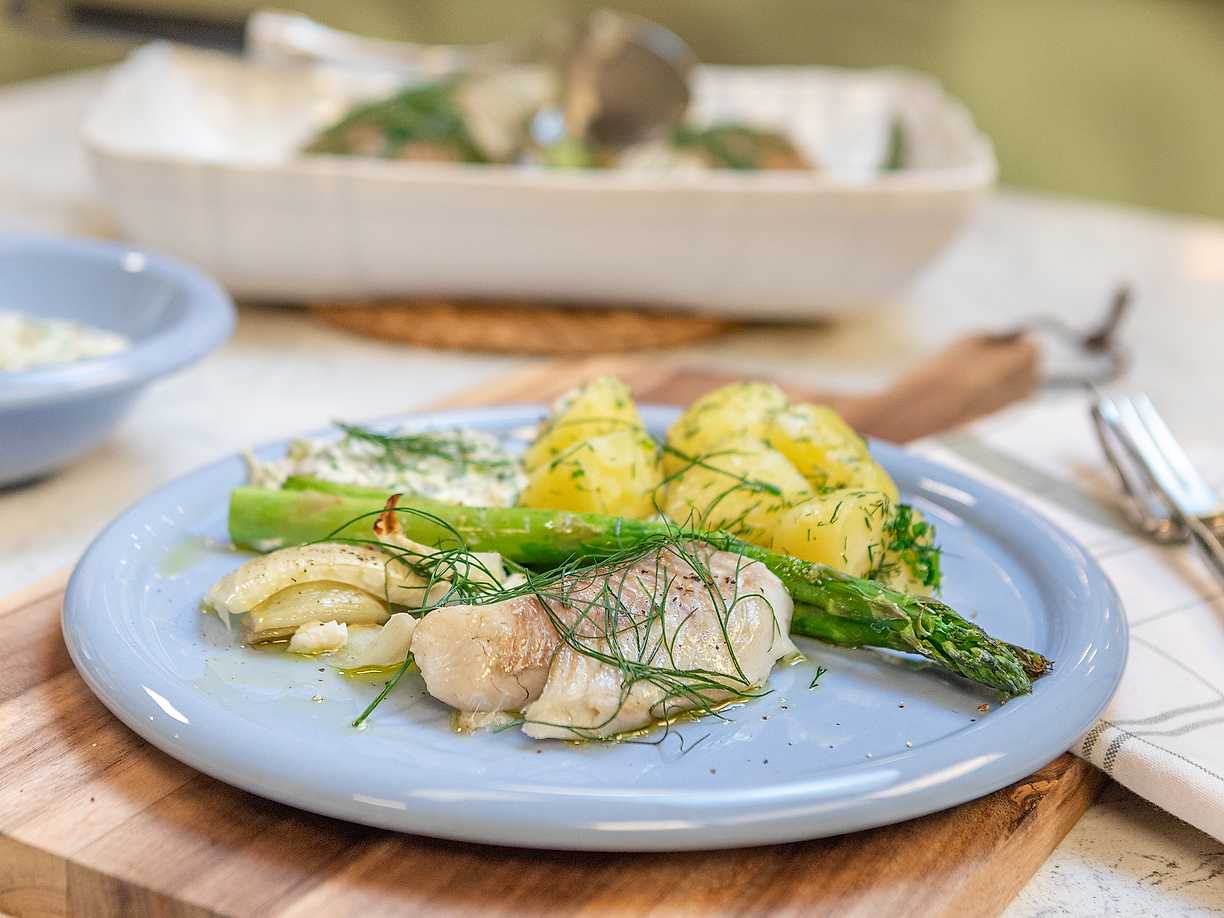 Ugnsbakad sej med tartarsås och smörslungad potatis