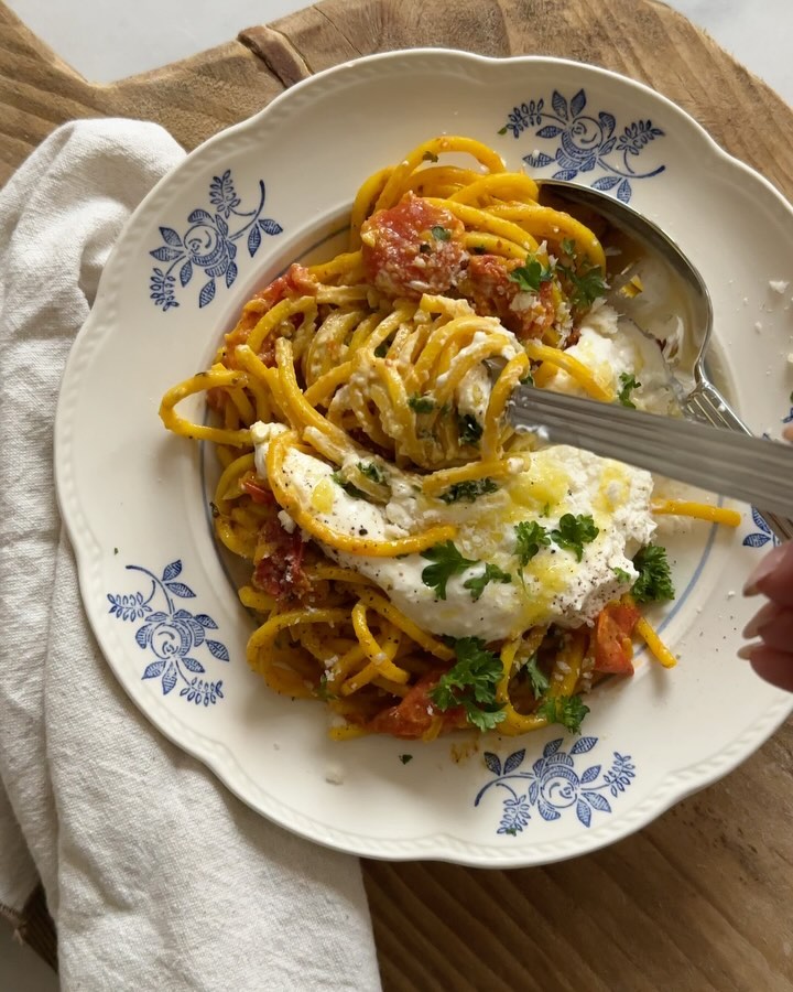 Saffranspasta med ugnsbakade tomater