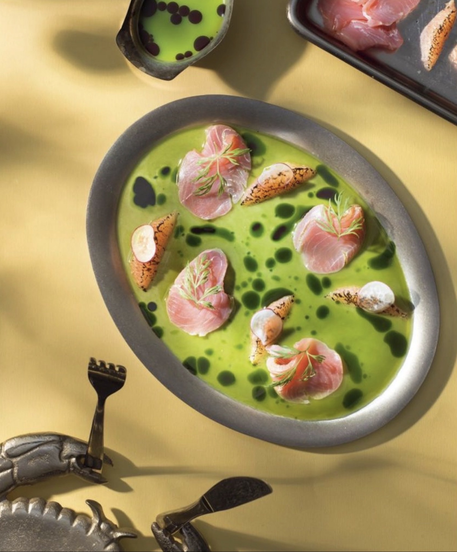 Tonfisk, aguachile, rädisor, sotad grapefrukt