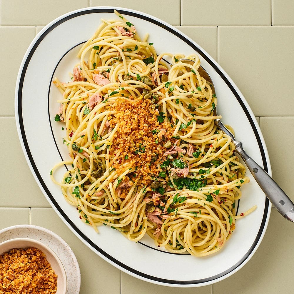 Tonfiskpasta med kapris och pankokrisp