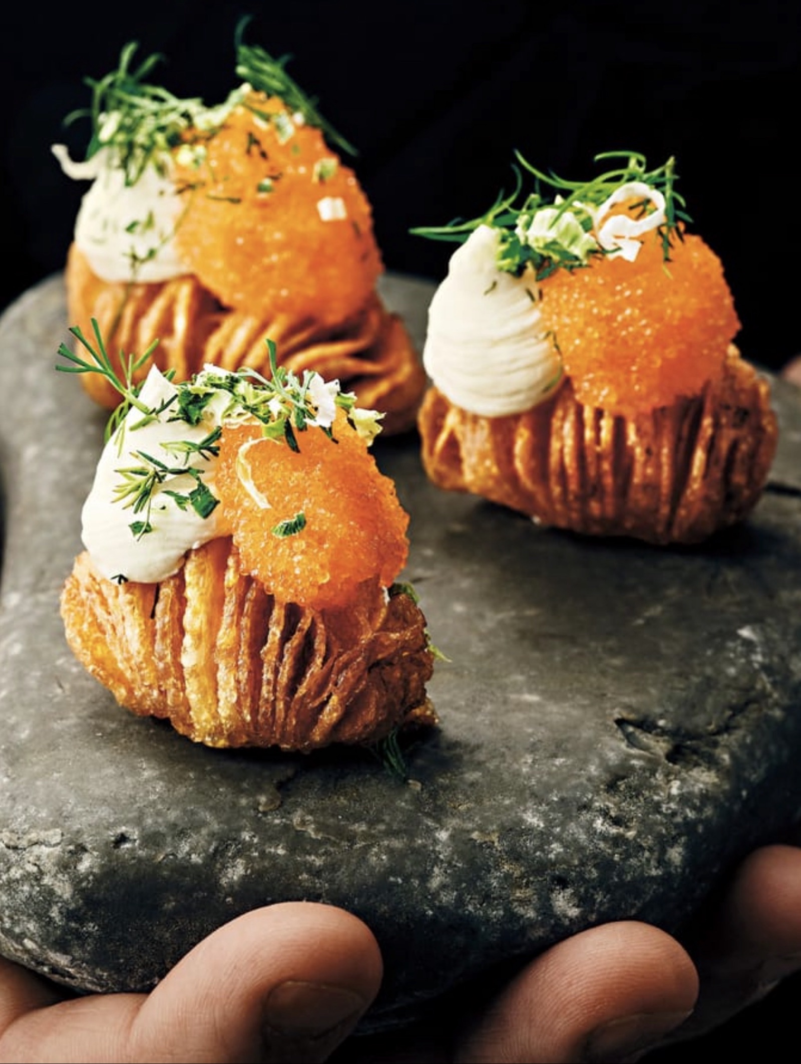 Krispig hasselbackspotatis med löjrom, syrad gräd- de och dill