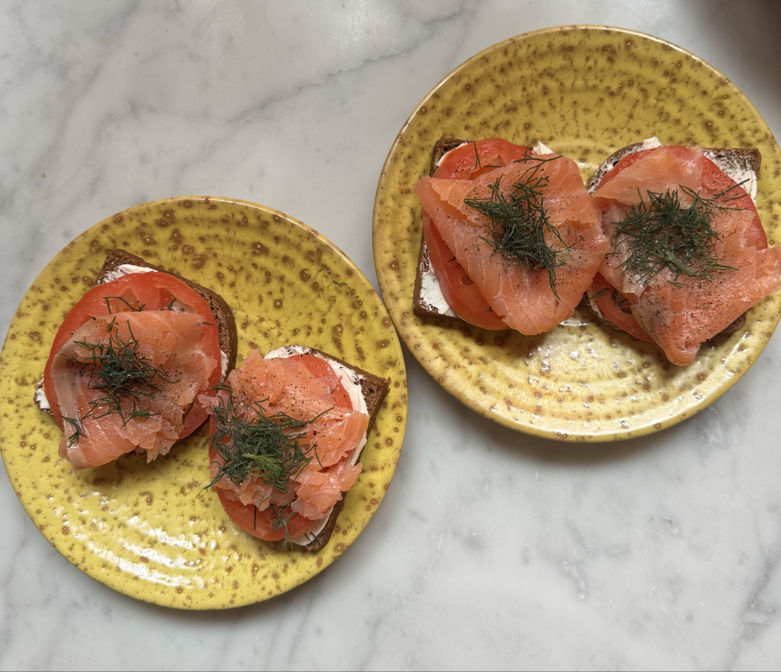 Smørrebrød med kallrökt lax