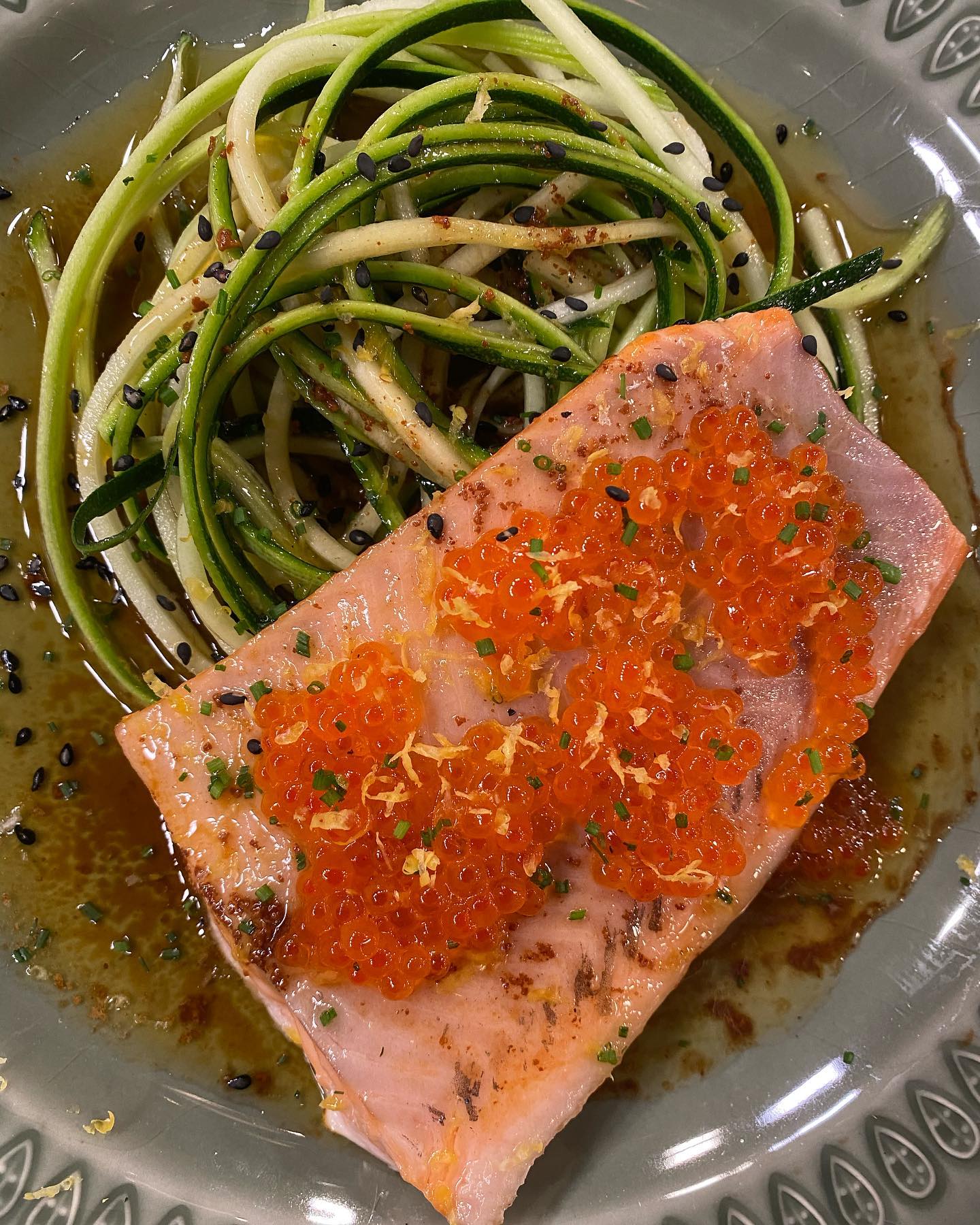 Röding med zoodles och brynt yuzusmör