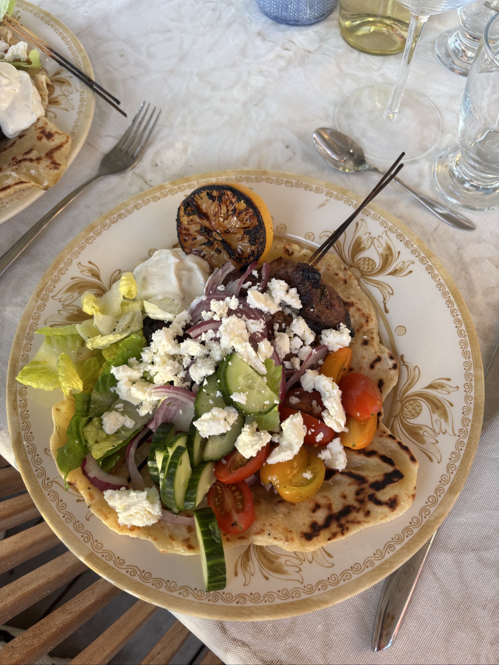 Souvlaki i flatbread med yoghurtsås